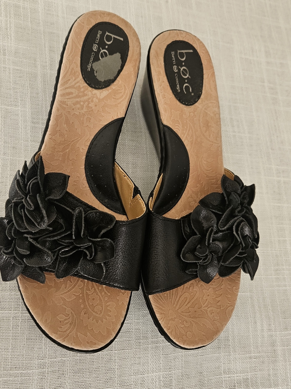 ​b.ø.c. Born Concept Women's Black Leather Floral Slide Sandals Wedges Size 10 - Picture 8 of 16